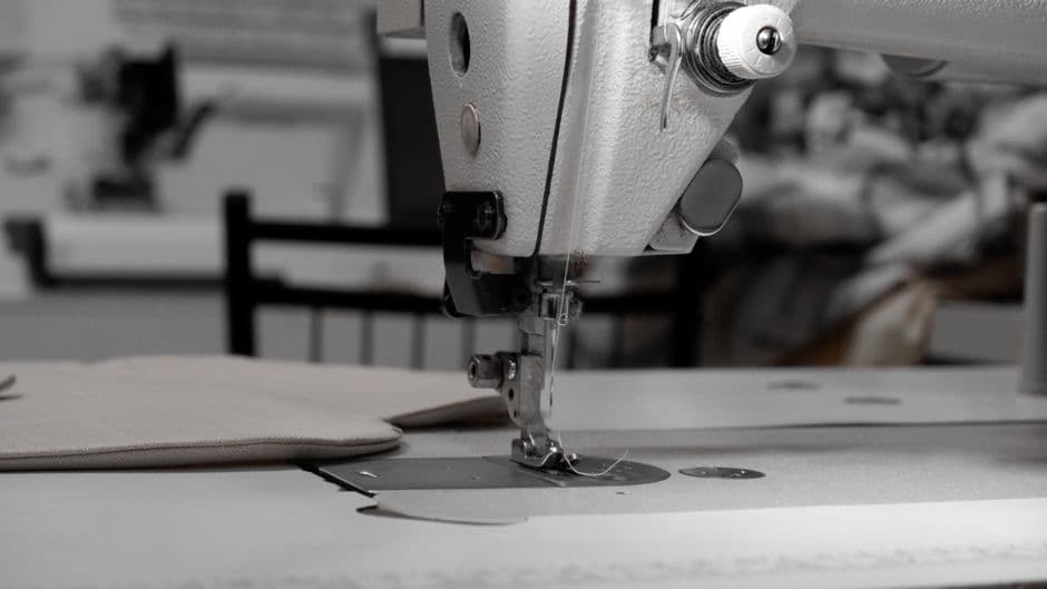 Machine à coudre et pièces de tissu sur un plan de travail