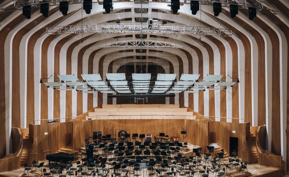 Partitions ouvertes sur des pupitres dans un auditorium